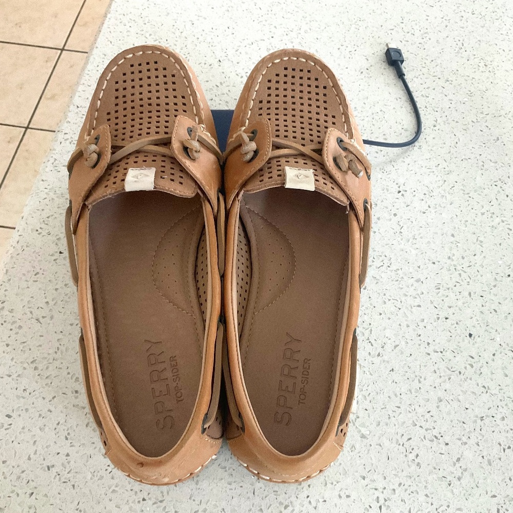 Sherry women‘s boat shoes. Khaki color. Leather upper, size 7.5M.